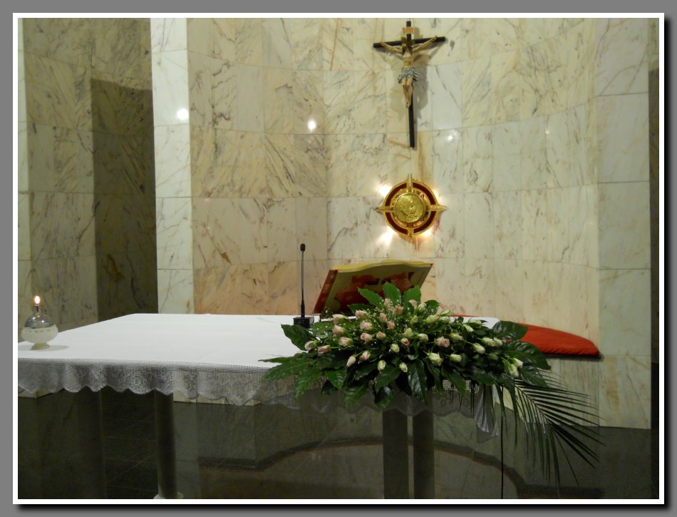 11-02-2011-madonna-lourdes (17)